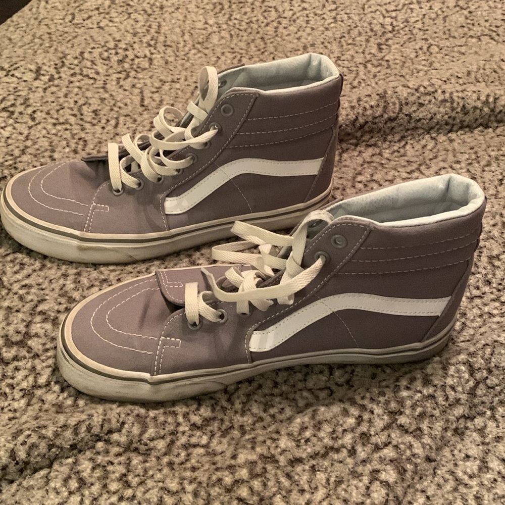 Vans men’s hi tops canvas size 9
Vans off the wall skateboarding shoes